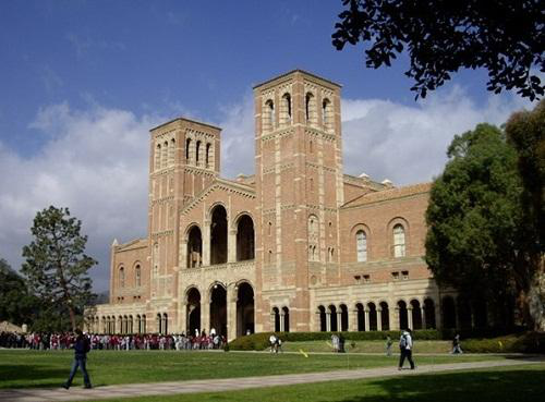 南加大全稱為南加利福尼亞大學(xué)，有的人也稱其為南加州大學(xué)。位于美國加利福尼亞州的洛杉磯。在世界也算得上數(shù)一數(shù)二的高等學(xué)府，想要來南加大的學(xué)生每年都趨之若鶩。高端的教育水平，優(yōu)越的教學(xué)環(huán)境……都讓南加大成為不少人理想的留學(xué)選擇，但也正是因為這樣，導(dǎo)致南加大成為美國最難申請的大學(xué)之一。有很多人都在擔(dān)憂要如何走進(jìn)南加大，不用緊張，接下來讓小編帶你一起來看看南加大錄取條件，為你的留學(xué)夢想做好準(zhǔn)備哦！