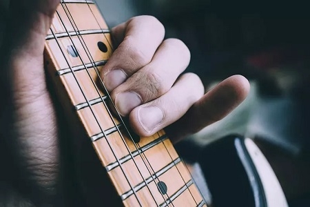 近年來，音樂留學似乎成為一種新的趨勢，很多有條件的國內(nèi)音樂學生選擇出國留學深造，希望能在國外能得到更好的成長，國外的一些藝術(shù)院校有的歷史非常的悠久，有非常好的藝術(shù)環(huán)境，同時國外的學校也有很多，讓人眼花繚亂。那么音樂生留學哪個國家好呢？