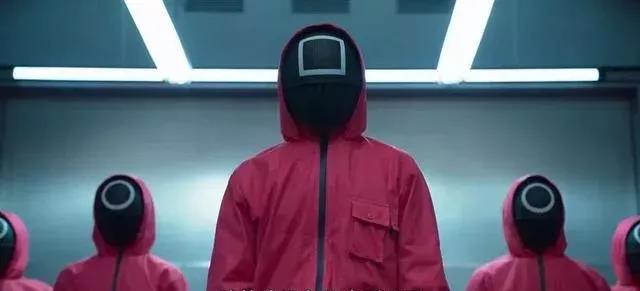 再聊裁判，游戲幕后，蒙面人身兼裁判、觀眾以及既得利益者。他們也分三六九等，魷魚游戲的三種符號元素?zé)o處不在。