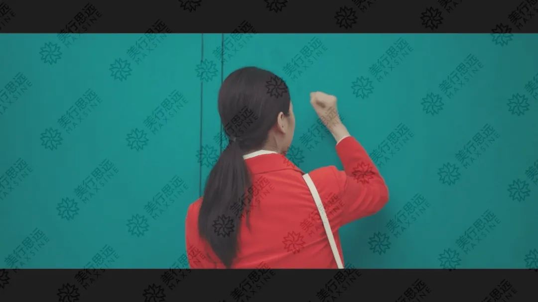我覺(jué)得影視制作人最重要的其實(shí)是決斷力，因?yàn)橹挥心阕约翰胖滥愕碾娪霸撛趺磁?，該呈現(xiàn)出怎樣的畫(huà)面。  小美：成為一名影視制作人應(yīng)該具備什么能力？發(fā)展到一定階段，又該如何去提升自己呢？  溫老師：  我覺(jué)得影視制作人最重要的其實(shí)是決斷力。這是因?yàn)槟愕碾娪?，這個(gè)世界上只有你知道是怎么拍的，你腦子里的畫(huà)面，只有你才100%知道是什么樣子的。在創(chuàng)作的時(shí)候，不猶豫，不患得患失，不被其他人的意志左右，你要對(duì)全劇組的人負(fù)起責(zé)任來(lái)。
