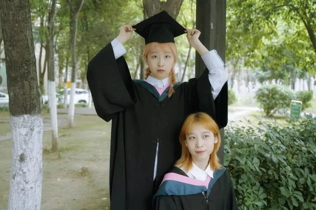 國內美院學士服火出圈！月薪90k的服裝設計師成“香餑餑”！