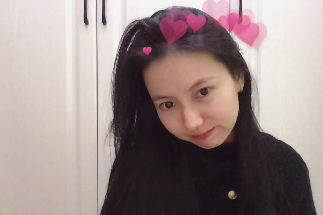 她憑借自己對(duì)服裝的熱愛(ài)及出色的作品集，一舉拿下了皇藝！