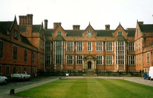 英國約克大學留學費用大概多少？