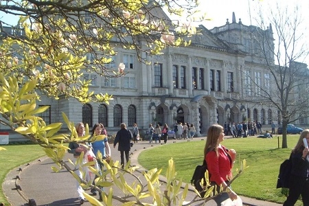2025年英國卡迪夫大學學費詳情